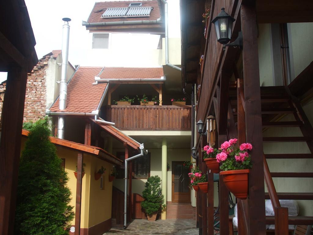 Pensiunea Cocosul Rosu Sibiu Quarto foto